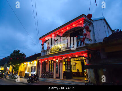 Hoi An, Vietnam; Einer der vielen Gebäude mit Laternen durch die Straßen der Altstadt eingerichtet Stockfoto