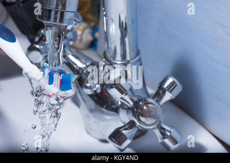 Bunte Zahnbürste unter Wasser. Stockfoto