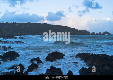 dh Moulin Huet Bay ST MARTIN GUERNSEY Jerbourg Point stürmisches Wetter Meereswellen Sturm Himmel dramatische Insel dunkle Küste Kanal Inseln Stockfoto