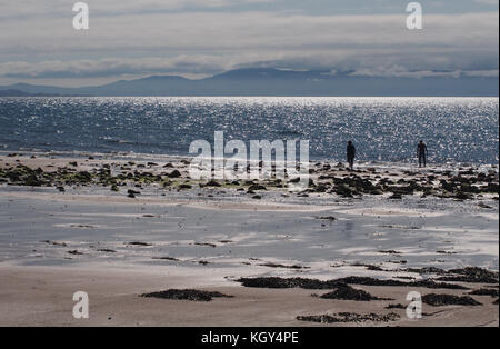 Paar Paddeln im Meer in der Nähe von Opinan, Schottland Stockfoto