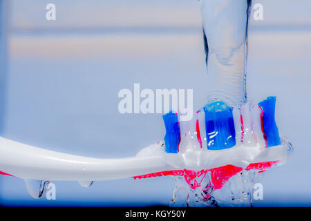 Bunte Zahnbürste unter Wasser. Stockfoto