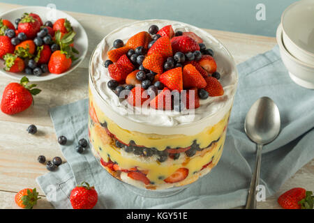 Süßes hausgemachtes Erdbeer Trifle Dessert mit Pudding und Kuchen Stockfoto