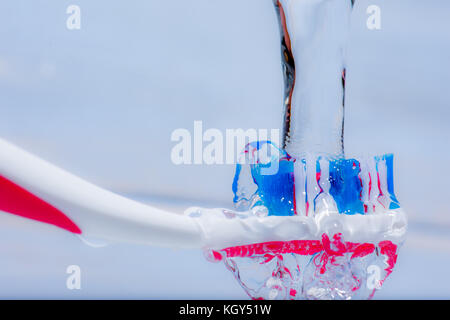 Bunte Zahnbürste unter Wasser. Stockfoto