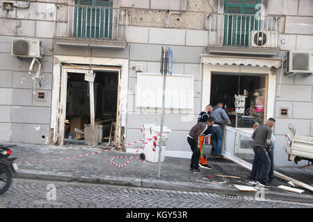 Neapel, Italien. 10 Nov, 2017. Heute, am 10. November, eine Bombe in der Nacht in einer Bar in Enrico pessina Street, im historischen Zentrum von Neapel. Um drei Uhr eine Boje aufwachte Bewohner. eine Verpuffung, die zerstörten Gebäude Windows vor der Bar und einige geparkte Autos gesendet. Opfer des Angriffs ist 'Le schäbig Cafe'. Schäden am Eingang und im Inneren der Räumlichkeiten. Credit: Fabio Sasso/Pacific Press/alamy leben Nachrichten Stockfoto