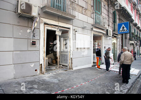 Neapel, Italien. 10 Nov, 2017. Heute, am 10. November, eine Bombe in der Nacht in einer Bar in Enrico pessina Street, im historischen Zentrum von Neapel. Um drei Uhr eine Boje aufwachte Bewohner. eine Verpuffung, die zerstörten Gebäude Windows vor der Bar und einige geparkte Autos gesendet. Opfer des Angriffs ist 'Le schäbig Cafe'. Schäden am Eingang und im Inneren der Räumlichkeiten. Credit: Fabio Sasso/Pacific Press/alamy leben Nachrichten Stockfoto