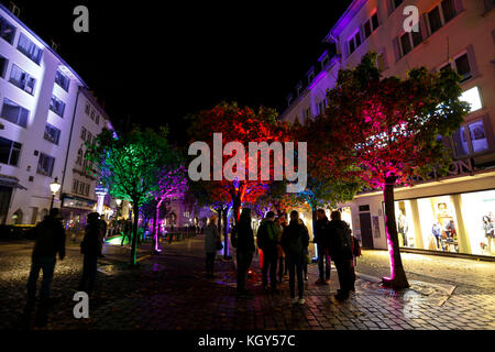 Nachtsicht auf die Innenstadt von Bonn in Deutschland. Stockfoto