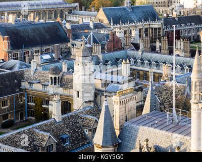 Cambridge Dächer - Blick über die Dächer der Universität von Cambridge, einschließlich Gonville und Caius, Dreifaltigkeit und St. John's Colleges. Stockfoto