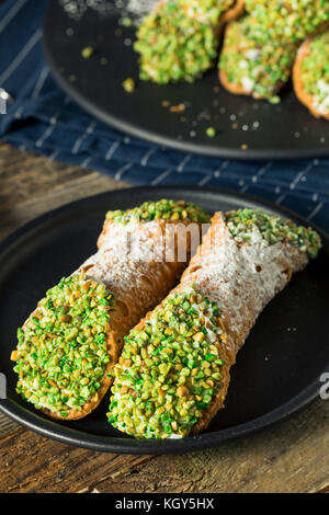 Traditionelle sizilianische cannolis mit Pistazien Stockfoto