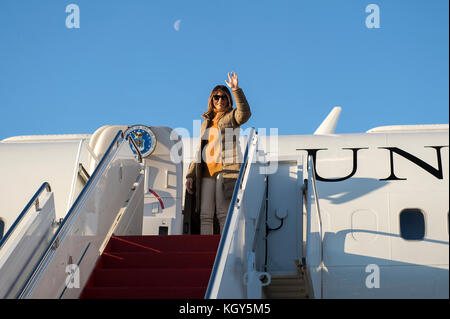 First Lady Melania Trump fährt Joint Base Elmendorf-Richardson, Alaska, Nov. 10, 2017. Die erste Dame war der Rückkehr von der Pacific Theater Tour Sie Stockfoto