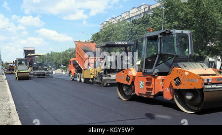 Straßenbau. Anwendung der neuen heißen Asphalt. Stockfoto