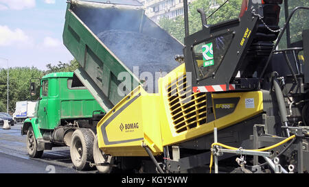 Straßenbau. Anwendung der neuen heißen Asphalt. Stockfoto