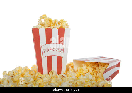 Zwei rote und weiße stripped Beutel mit der Bezeichnung POPCORN mit frischer Butter Popcorn eine Tasche über Verschütten über vor Ihnen klopfte gefüllt auf ein Wh isoliert Stockfoto