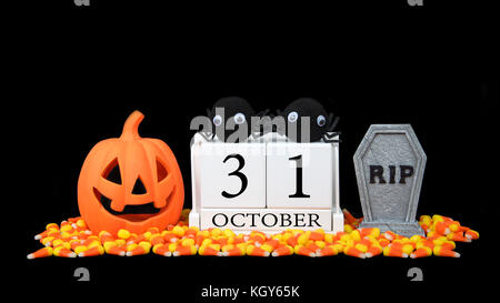 Holz- kalender Blöcke, Datum für Halloween, 31. Oktober, auf einem schwarzen Hintergrund mit einem jack o lantern auf der einen Seite und Rip-grabstein auf den ot Stockfoto
