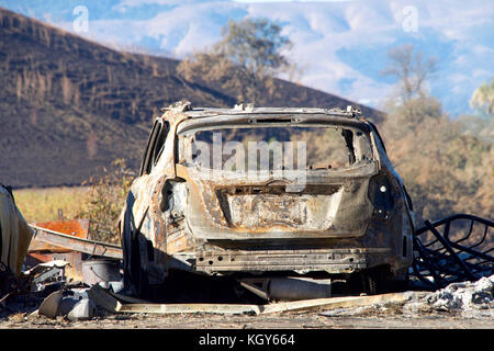 Auto in der North Bay Feuersturm verbrannten, verkohlte Landschaft im Hintergrund. Stockfoto