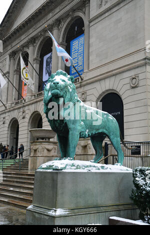 Die ikonischen Lions vor der Kunst Institut von Chicago Michigan Ave. Der Eingang sind mit einem leichten Hauch von Schnee bedeckt. Stockfoto