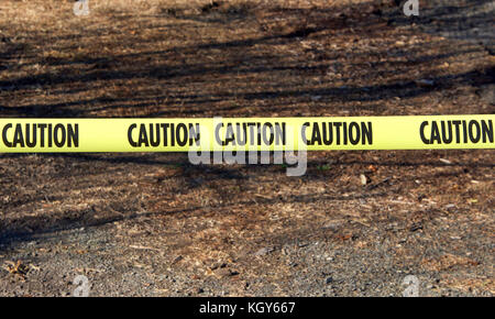 Gelbes Vorsichtzeichen über ausgebrannt, nachdem die nördliche Bucht California wildfires. Stockfoto