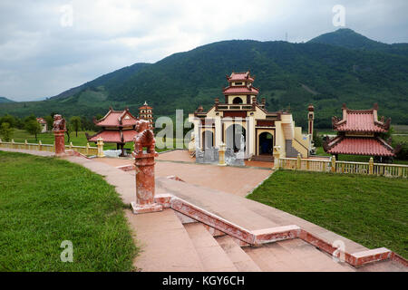 Binh Dinh, Vietnam, historischen Platz an tay Sohn innewohnenden Nguyen Hue Held, Tempel auf einem Berg für Opfer, die Himmel und Erde Stockfoto