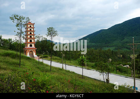 Binh Dinh, Vietnam, historischen Platz an tay Sohn innewohnenden Nguyen Hue Held, Tempel auf einem Berg für Opfer, die Himmel und Erde Stockfoto