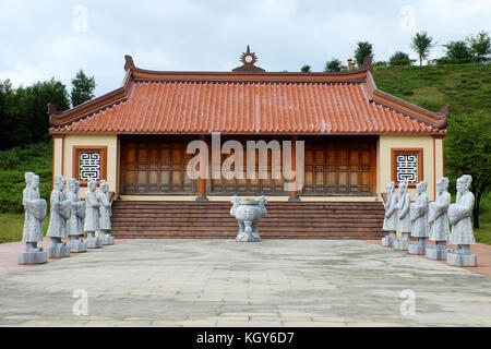 Binh Dinh, Vietnam, historischen Platz an tay Sohn innewohnenden Nguyen Hue Held, Tempel auf einem Berg für Opfer, die Himmel und Erde Stockfoto