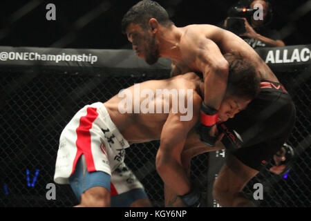 Pasay City, Philippinen. 10. November 2017. Eine Legende der Welt an der Mall of Asia Arena im vergangenen November 10, 2017, wo in einem Feature bout, Alex Silva hayato Suzuki via armbar in der ersten Runde eingereicht. Credit: Dennis jerome Acosta/Pacific Press/alamy leben Nachrichten Stockfoto