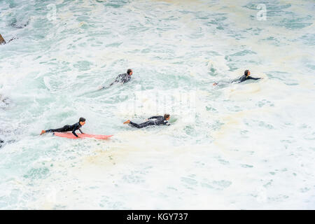 Vier surfer Paddel in Gefährliche Brandung Bedingungen am Bronte Beach in Sydney, NSW, Australien Stockfoto