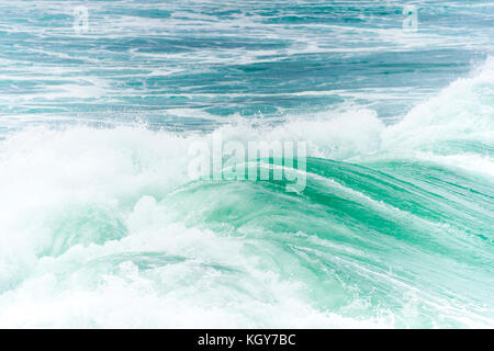 Gefährliche Brandung Bedingungen am Bronte Beach in Sydney, NSW, Australien Stockfoto