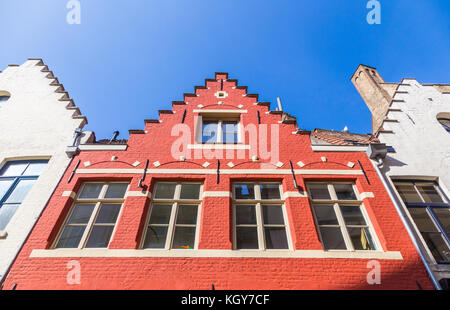 Traditionelle Belgien brick wall Gebäude in Rot und Weiß mit einzigartigen stil top, gegen einen klaren, blauen Himmel gezeigt, gut für Reisen und Touri Stockfoto