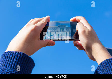 London, England - 10. April 2017 - touristische Hände hoch mit seinem Mobiltelefon Bild von Buckingham Palace wachen Ändern der Schicht an buck nehmen Stockfoto