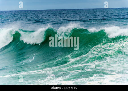 Gefährliche Brandung Bedingungen am Bronte Beach in Sydney, NSW, Australien Stockfoto