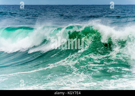 Gefährliche Brandung Bedingungen am Bronte Beach in Sydney, NSW, Australien Stockfoto