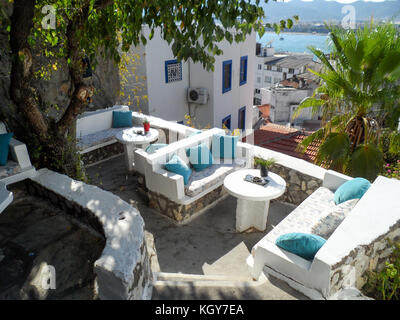 Aussichtsterrasse im Schloss Bar mit Blick auf die Bucht von Marmaris, Türkei Stockfoto