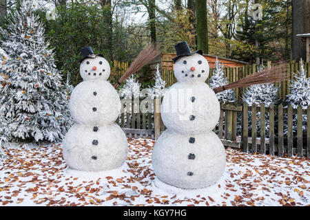 Zwei snownmen in einem Winter forrest Einstellung Stockfoto