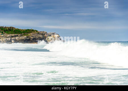 Gefährliche Brandung Bedingungen am Bronte Beach in Sydney, NSW, Australien Stockfoto