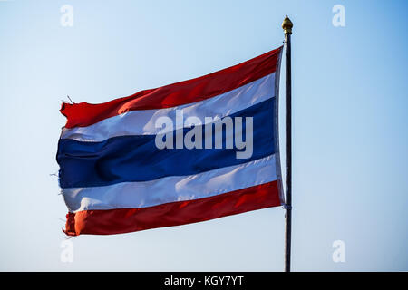 Winkende thailändische Flagge Thailand mit blauem Himmel Stockfoto