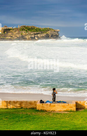 Ein Surfer bereitet, während Sie massive Surfbedingungen am Bronte Beach in Sydney, NSW, Australien Stockfoto