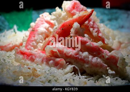 Tempura, ein japanisches Essen aus Sitzfutter wie Krabben oder Shimp, paniert und frittiert, wird hier in einem Restaurant auf den Philippinen gezeigt. Stockfoto