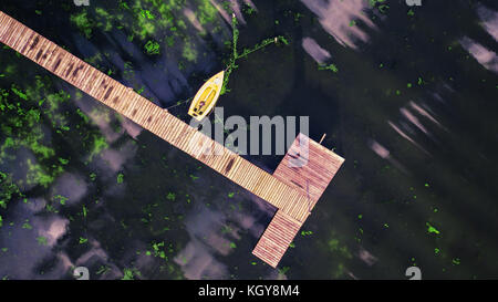 Kleine Dock und Boot am See, Luftaufnahme Stockfoto