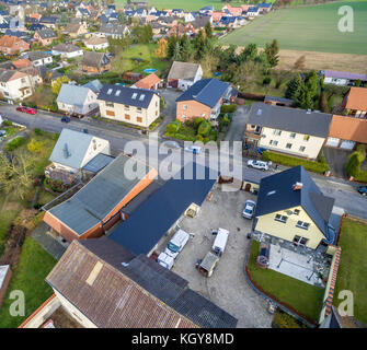 Gebäude mit freistehenden Häusern am Rande eines Dorfes in der Nähe von Wolfsburg, Deutschland, Luftaufnahme mit der Drohne, schräge Blickwinkel Stockfoto