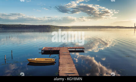 Kleine Dock und Boot am See, Luftaufnahme Stockfoto