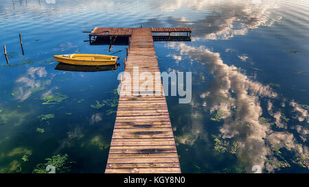 Kleine Dock und Boot am See, Luftaufnahme Stockfoto