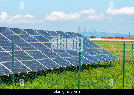 Solaranlagen in das Feld mit dem blauen Himmel. Photovoltaik-module produziert Grün, umweltfreundliche, erneuerbare Energie aus der Sonne. Stockfoto