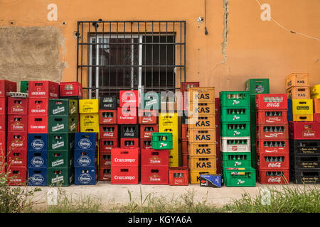 Santa Ponsa Balearen/Spanien - vom 2. Oktober 2017: Kisten leer Getränke in der Bar Stockfoto