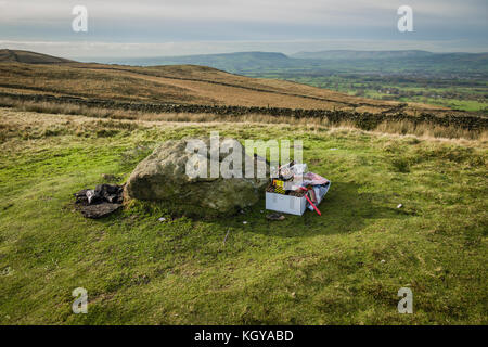 Wurf von Feuerwerk party Links auf Pendle Hill, Lancashire, UK. Stockfoto