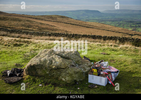 Wurf von Feuerwerk party Links auf Pendle Hill, Lancashire, UK. Stockfoto