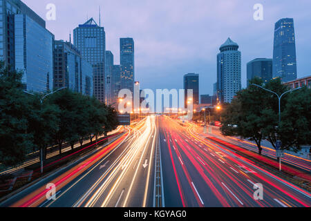Leichte Wanderwege auf der Straße an der Beijing Central Business District in der Nacht in Peking, China. Stockfoto