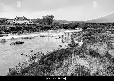 Glen Sligachan Bridge auf der Isle of Skye, Schottland in Black and White Stockfoto