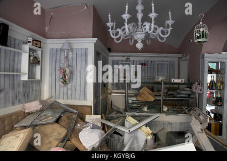 Neapel, Italien. November 2017. Eine Bombe explodierte letzte Nacht vor der Bar Le Shabby Cafe in der Enrico Pessina Street, zerstörte das Innere, zerstörte Fenster und beschädigte geparkte Autos. Quelle: Fabio Sasso/ZUMA Wire/Alamy Live News Stockfoto