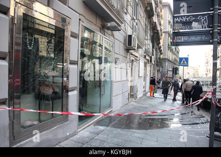 Neapel, Italien. 10 Nov, 2017. eine Bombe in der vergangenen Nacht außerhalb von Le schäbig Cafe Bar auf Enrico pessina Street explodiert, die Zerstörung der inneren, Windows zerbrechen und Beschädigen geparkte Autos. Credit: Fabio Sasso/zuma Draht/alamy leben Nachrichten Stockfoto