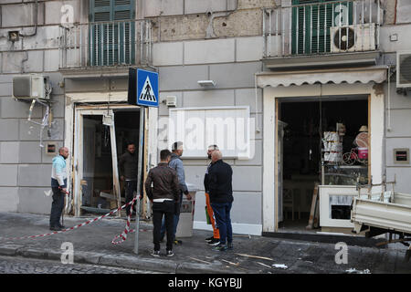 Neapel, Italien. 10 Nov, 2017. eine Bombe in der vergangenen Nacht außerhalb von Le schäbig Cafe Bar auf Enrico pessina Street explodiert, die Zerstörung der inneren, Windows zerbrechen und Beschädigen geparkte Autos. Credit: Fabio Sasso/zuma Draht/alamy leben Nachrichten Stockfoto