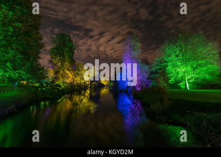 London, Großbritannien. 10 Nov, 2017. Der verzauberte Wald öffnet sich bei Syon House in West London. Eine beleuchtete Loipe führt die Besucher durch die Gärten von Capability Brown entworfen, um einen Zierteich und endet mit der spektakulären großen Wintergarten. Credit: Stephen Chung/Alamy leben Nachrichten Stockfoto